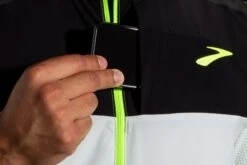 Brooks Men's Carbonite Vest - Icy Grey/Black/Nightlife (211358030) -Hoka Store 211358 030 D2 Carbonite Vest